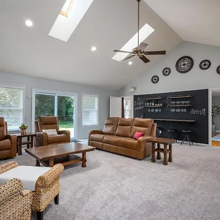 All Decked Out - Secluded Getaway Near Beach Access